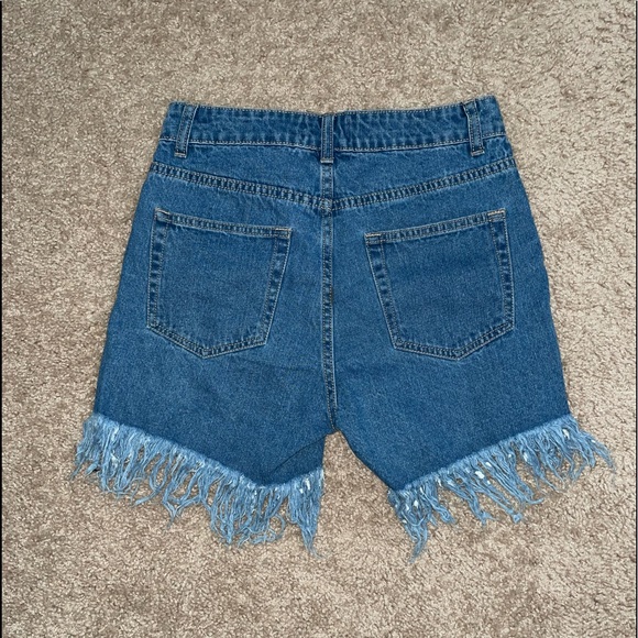 High waisted frayed shorts - Picture 2 of 3
